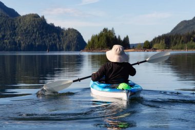Kanada dağ manzarası ile çevrili bir canlı sabah sırasında kayak. Çıta Gölü, doğusunda Vancouver, British Columbia, Kanada çekilmiş. Konsept: Macera, tatil, tatil
