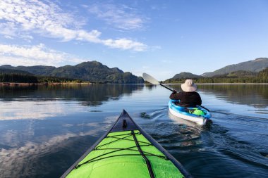Kanada dağ manzarası ile çevrili bir canlı sabah sırasında kayak. Çıta Gölü, doğusunda Vancouver, British Columbia, Kanada çekilmiş.