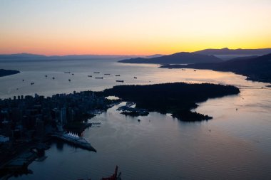 Downtown Vancouver, British Columbia, Kanada hava görünümünü. Canlı bir gün batımı sırasında alınan.