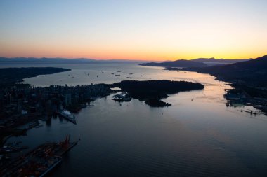 Downtown Vancouver, British Columbia, Kanada hava görünümünü. Canlı bir gün batımı sırasında alınan.