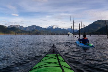 Kanada dağ manzarası ile çevrili bir canlı sabah sırasında kayak. Çıta Gölü, doğusunda Vancouver, British Columbia, Kanada çekilmiş.