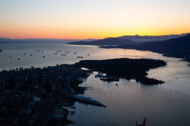 Downtown Vancouver, British Columbia, Kanada hava görünümünü. Canlı bir gün batımı sırasında alınan.