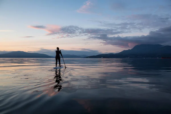 Chica Aventurera Una Tabla Paddle Acolchado Durante Una Puesta Sol —  Fotos de Stock