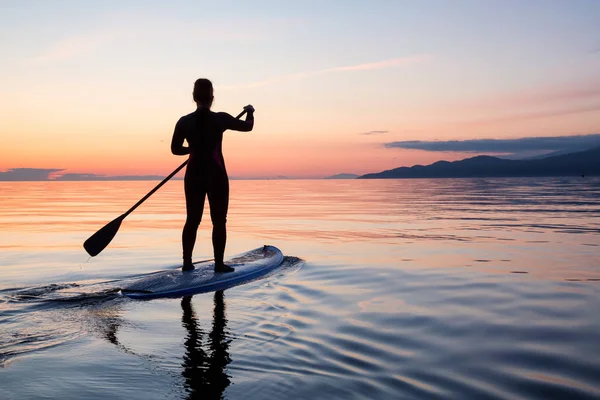 Chica Aventurera Una Tabla Paddle Acolchado Durante Una Puesta Sol — Foto de Stock