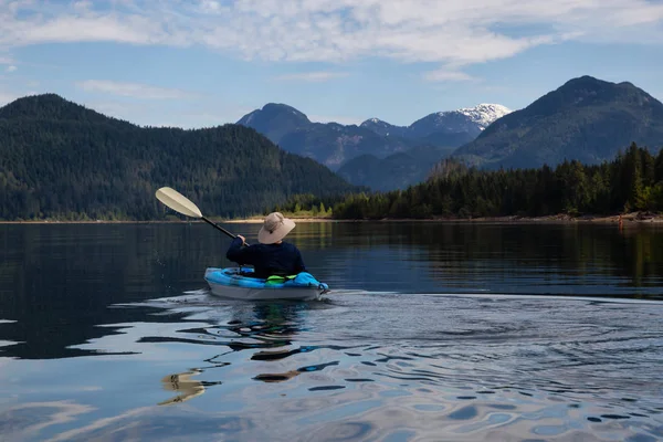 Kayak Durante Una Mattinata Vibrante Circondato Dal Paesaggio Montano Canadese — Foto Stock