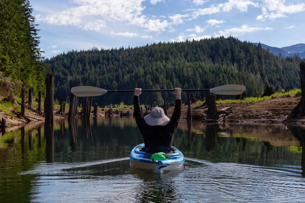 Kayak Durante Una Mañana Vibrante Rodeado Por Paisaje Montaña Canadiense —  Fotos de Stock