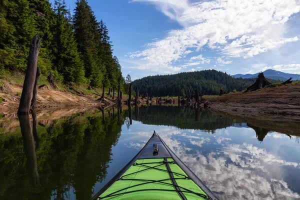 Kayak Durante Una Hermosa Mañana Rodeada Por Paisaje Montaña Canadiense — Foto de Stock