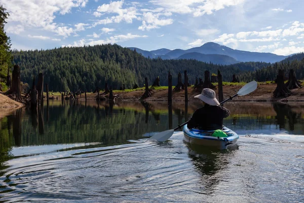 Kayak Durante Una Mañana Vibrante Rodeado Por Paisaje Montaña Canadiense —  Fotos de Stock