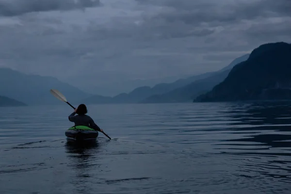 Una Donna Avventurosa Che Kayak Durante Una Cupa Cupa Serata — Foto Stock