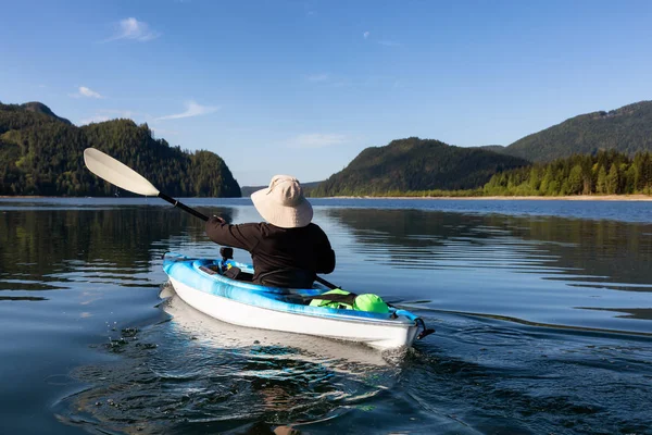 Kajakken Tijdens Een Levendige Ochtend Omringd Door Canadese Berglandschap Genomen — Stockfoto