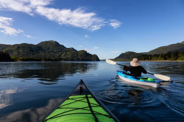 Kayak Durante Una Mañana Vibrante Rodeado Por Paisaje Montaña Canadiense — Foto de Stock