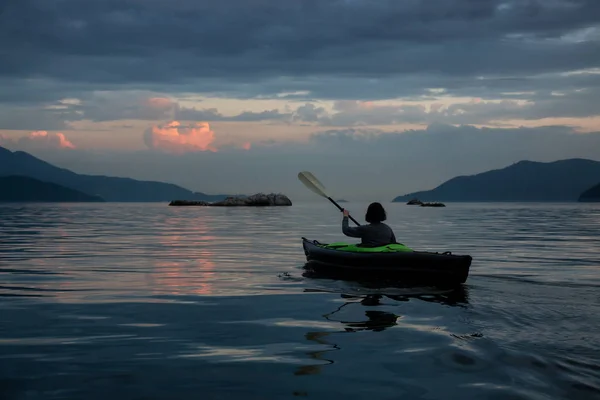 Mujer Aventurera Haciendo Kayak Durante Una Vibrante Puesta Sol Rodeada —  Fotos de Stock