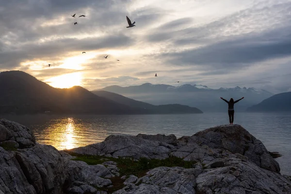 Жінка Розкритими Обіймами Насолоджуючись Красиві Канадський Гірський Краєвид Під Час — стокове фото