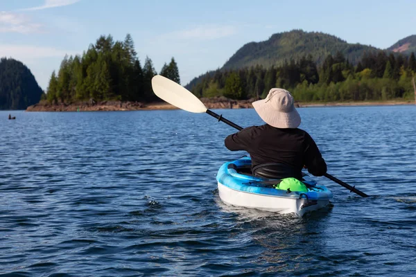 独木舟在一个充满活力的早晨包围了加拿大的山区景观 拍摄于加拿大不列颠哥伦比亚省温哥华以东的壁湖 — 图库照片