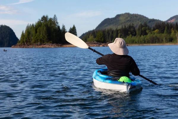 Kajakken Tijdens Een Levendige Ochtend Omringd Door Canadese Berglandschap Genomen — Stockfoto