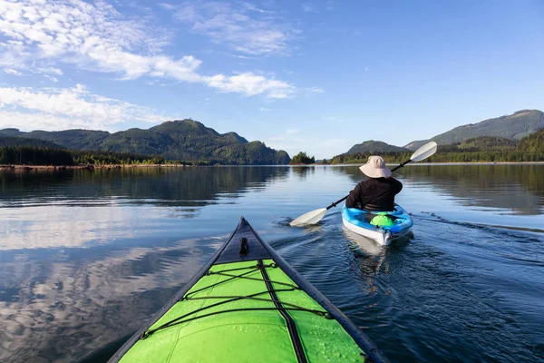 Kayak Durante Una Mañana Vibrante Rodeado Por Paisaje Montaña Canadiense — Foto de Stock