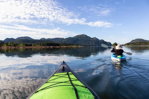 Kayak Durante Una Mañana Vibrante Rodeado Por Paisaje Montaña Canadiense —  Fotos de Stock