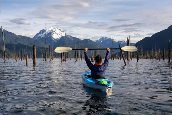 Kajakfahren Einem Lebhaften Morgen Inmitten Der Kanadischen Berglandschaft Aufgenommen Stabsee — Stockfoto