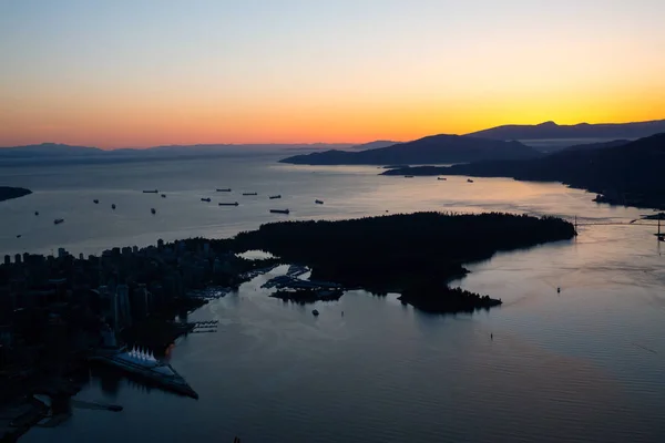 加拿大不列颠哥伦比亚省温哥华市区鸟瞰图 在充满活力的夕阳中拍摄 — 图库照片