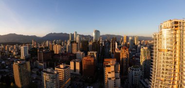 Vancouver, British Columbia, Kanada - 11 Mayıs 2018: Güzel bir modern şehir canlı bir gün batımı hava Panoraması.