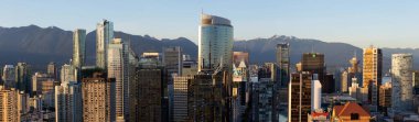 Vancouver, British Columbia, Kanada - 11 Mayıs 2018: Güzel bir modern şehir canlı bir gün batımı hava Panoraması.