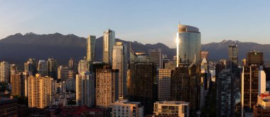 Vancouver, British Columbia, Kanada - 11 Mayıs 2018: Güzel bir modern şehir canlı bir gün batımı hava Panoraması.