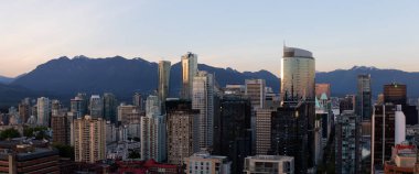 Vancouver, British Columbia, Kanada - 11 Mayıs 2018: Güzel bir modern şehir canlı bir gün batımı hava Panoraması.