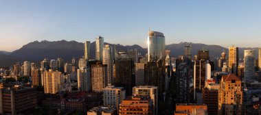 Vancouver, British Columbia, Kanada - 11 Mayıs 2018: Güzel bir modern şehir canlı bir gün batımı hava Panoraması.