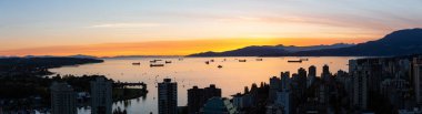 Hava panoramik şehir şehir bina canlı günbatımı sırasında. Vancouver, British Columbia, Kanada alınan.