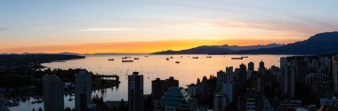 Hava panoramik şehir şehir bina canlı günbatımı sırasında. Vancouver, British Columbia, Kanada alınan.