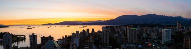 Vancouver, British Columbia, Kanada - 11 Mayıs 2018: Güneş battıktan sonra gece boyunca güzel bir modern şehir hava Panoraması.