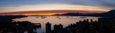 Güzel hava panoramik cityscape görünümü canlı bir gün batımı sırasında. Şehir merkezinde alınan Vancouver, British Columbia, Kanada.