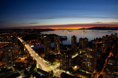 Güzel hava cityscape görünümü canlı bir gün batımı sırasında. Şehir merkezinde alınan Vancouver, British Columbia, Kanada.