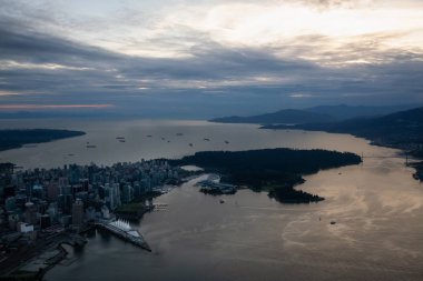 Canlı bir bulutlu gün batımı sırasında hava görünümünü şehir şehir. Vancouver, British Columbia, Kanada alınan.