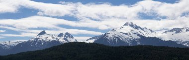 Panoramik manzaralı güzel Kanada dağ manzarası gökyüzü bakış açısı denizden izlendi. Squamish ve Whistler, Vancouver, Bc, Kanada kuzeyindeki arasında alınan.