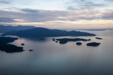Canlı bir gün batımı sırasında hava görünümünü Howe ses adaların. Alınan kuzeybatısında Vancouver, British Columbia, Kanada.