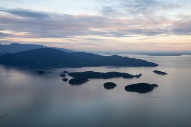 Canlı bir gün batımı sırasında hava görünümünü Howe ses adaların. Alınan kuzeybatısında Vancouver, British Columbia, Kanada.