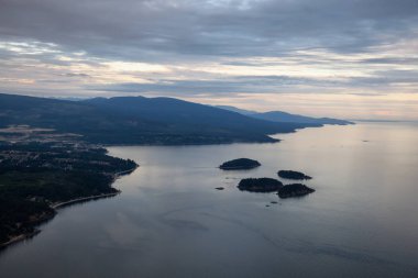 Sunshine Coast hava görünümünü canlı bir bulutlu gün batımı sırasında. Vancouver, British Columbia, Kanada bulunduğu Kuzeybatı.