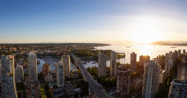Modern şehir hava panoramik manzaralı canlı bir gün batımı sırasında dikkat çekici. Şehir merkezinde alınan Vancouver, British Columbia, Kanada.