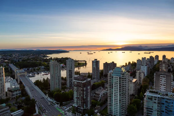 Flygfoto Över Downtown City Byggnaderna Livliga Solnedgången Tagit Vancouver British — Stockfoto