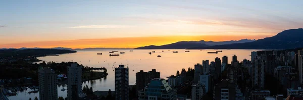 Panorama Flygfoto Över Downtown City Byggnaderna Livliga Solnedgången Tagit Vancouver — Stockfoto