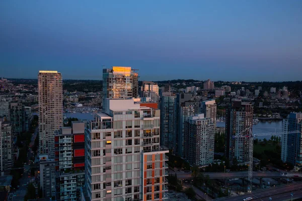 Vista Aérea Dos Edifícios Downtown City Durante Noite Após Pôr — Fotografia de Stock