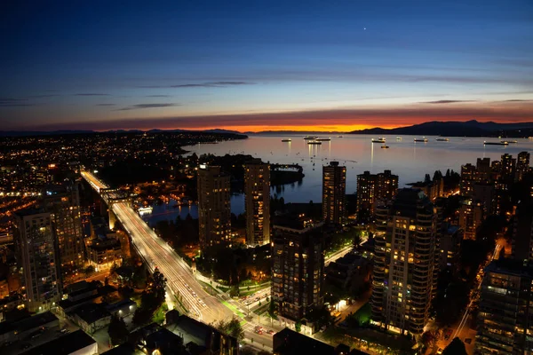 Schöne Luftaufnahme Der Stadt Während Eines Pulsierenden Sonnenuntergangs Aufgenommen Downtown — Stockfoto