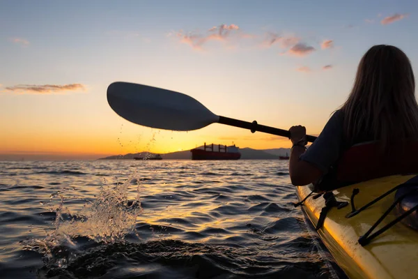 Kobieta Kajak Jest Paddeling Oceanie Podczas Wibrujący Zachód Słońca Podjęte — Zdjęcie stockowe