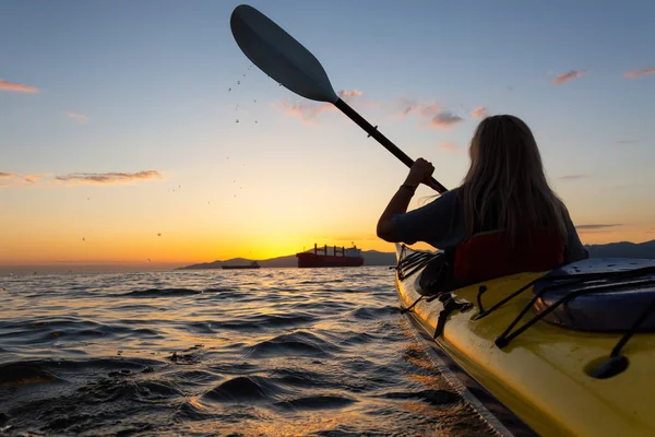 一只独木舟上的女人在 Paddeling 的日落时被大海所影响 在加拿大不列颠哥伦比亚省温哥华拍摄 生活方式 — 图库照片