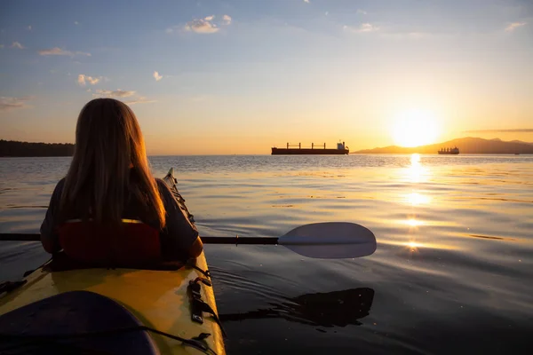 Mulher Caiaque Está Remando Oceano Durante Pôr Sol Vibrante Tomado — Fotografia de Stock