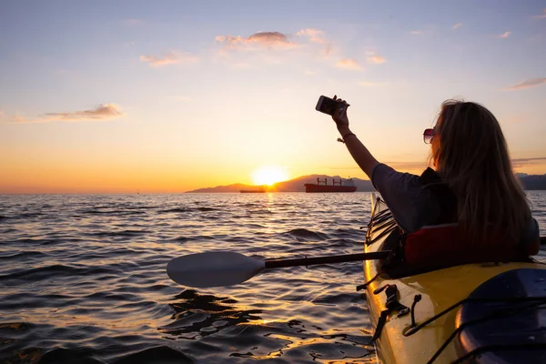 Vrouw Een Kajak Het Nemen Van Selfies Oceaan Tijdens Een — Stockfoto