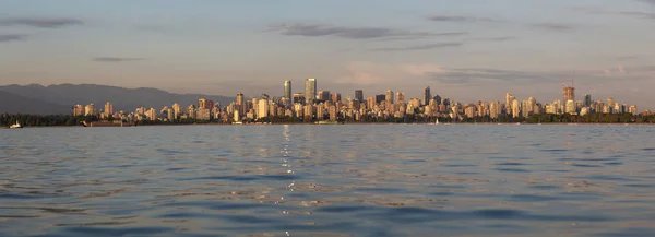 Vista Panoramica Del Centro Città Durante Tramonto Vibrante Preso Vancouver — Foto Stock