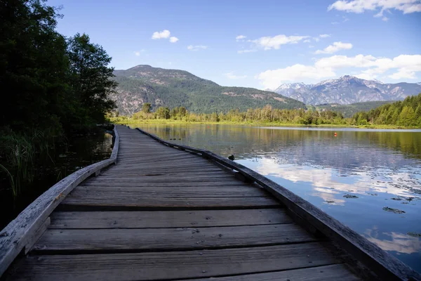 Dřevěná Cesta Parku Během Slunečného Dne Přijatých Jedné Míli Lake — Stock fotografie