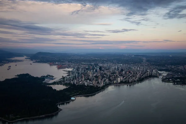 Luftaufnahme Der Innenstadt Während Eines Lebhaften Bewölkten Sonnenuntergangs Aufgenommen Vancouver — Stockfoto